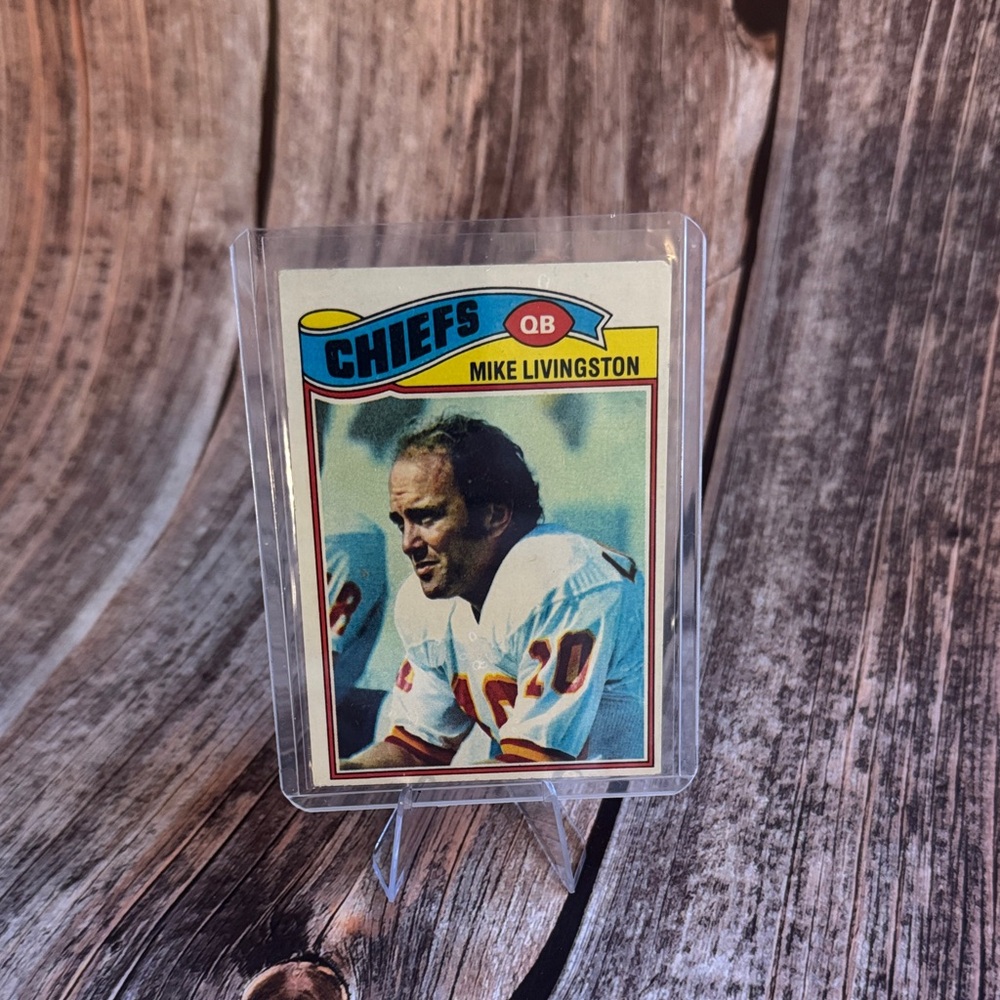 Vintage 1977 Chiefs Mike Livingston #58 Football Trading Card Item #ME6238
